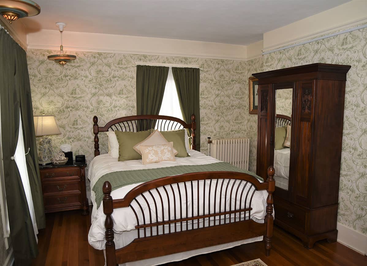 Oakbrook Room Queen Bed